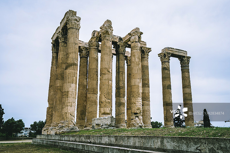 希腊雅典，奥林匹亚宙斯神庙遗迹，即宙斯神殿，是奥林匹克运动会的源地图片素材