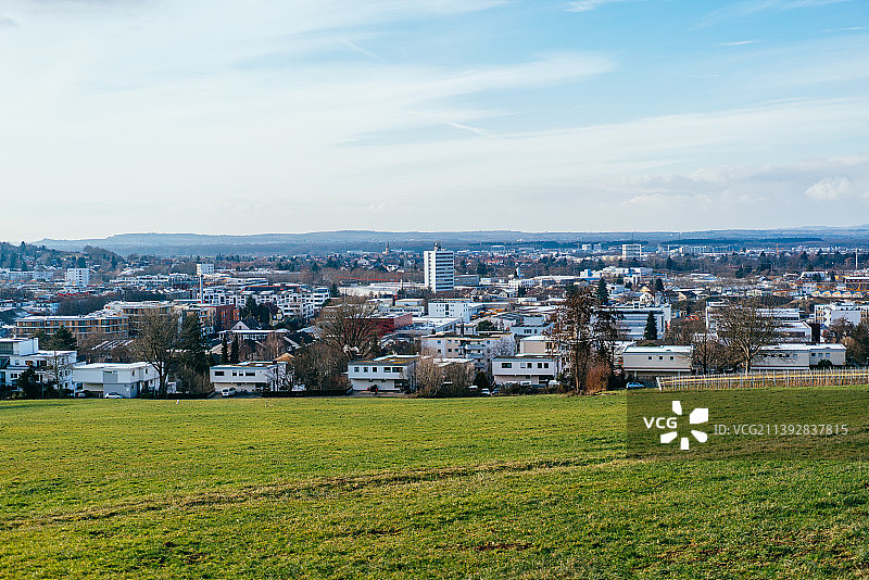 美丽的小镇，葡萄园与远方的山脉图片素材
