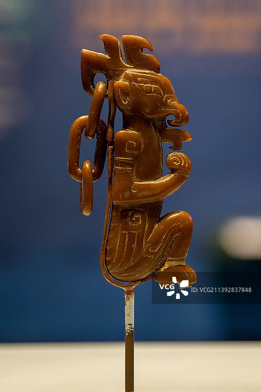 商代活环屈蹲羽人玉佩饰 江西新干县大洋洲商墓出土图片素材