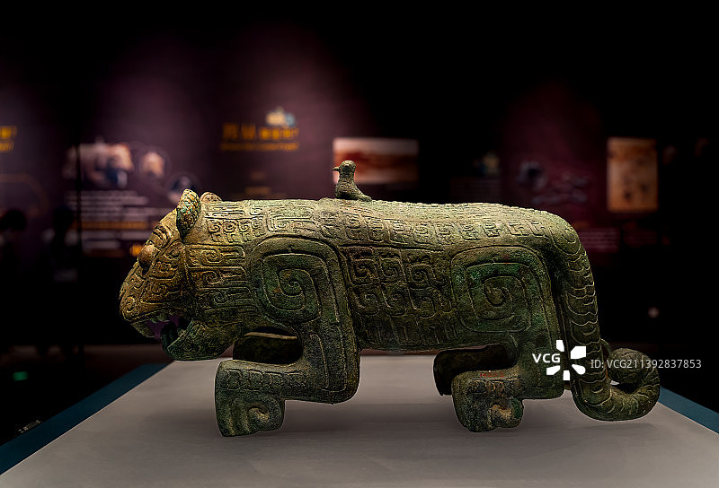 商代伏鸟双尾青铜虎 江西新干县大洋洲商墓出土图片素材