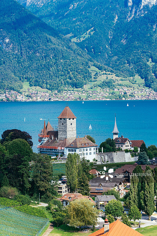 美丽的瑞士高山湖区，与湖畔的古代城堡图片素材