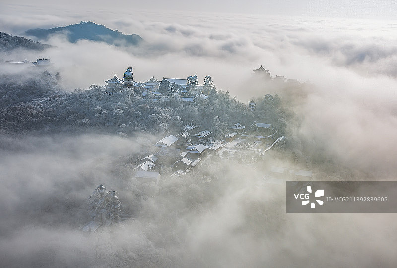 崆峒山春雪笼罩在云海中图片素材