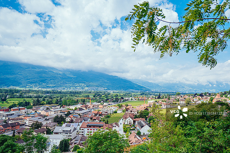 俯瞰列支敦士登首都瓦杜兹全景风光，欧洲袖珍国家图片素材
