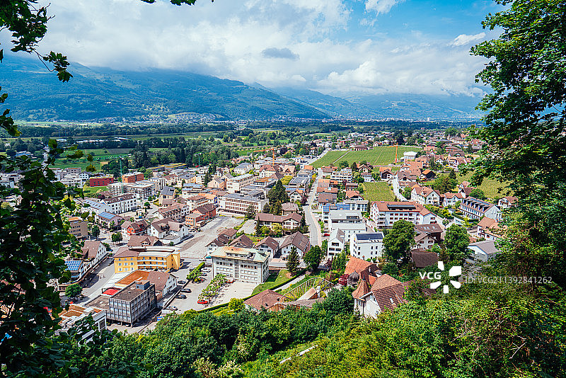 俯瞰列支敦士登首都瓦杜兹全景风光，欧洲袖珍国家图片素材