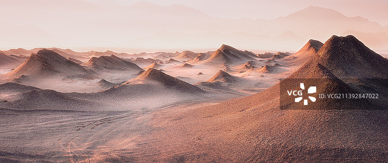 青海海西州茫崖市冷湖镇戈壁沙漠上的一大片黑沙山图片素材