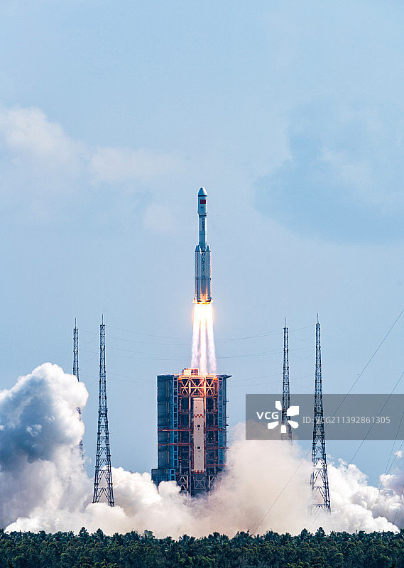 海南文昌天舟三号火箭发射图片素材