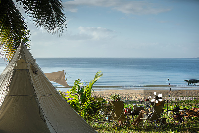 三亚海边露营，椰林露营，沙滩露营，豪华露营、搬家露营、glamping、帐篷、无人、露营场景图片素材