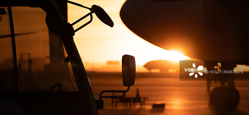 谁说站在光里的才算英雄图片素材