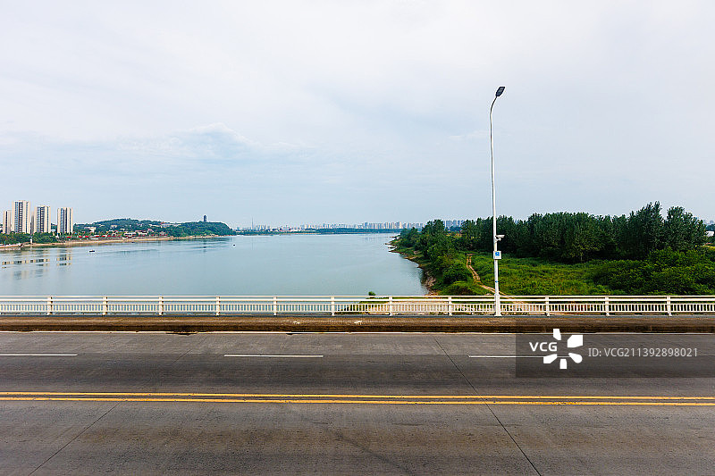 德山大桥上看沅江图片素材