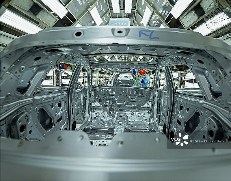 国产汽车中国梦汽车生产员工认真检验图片素材