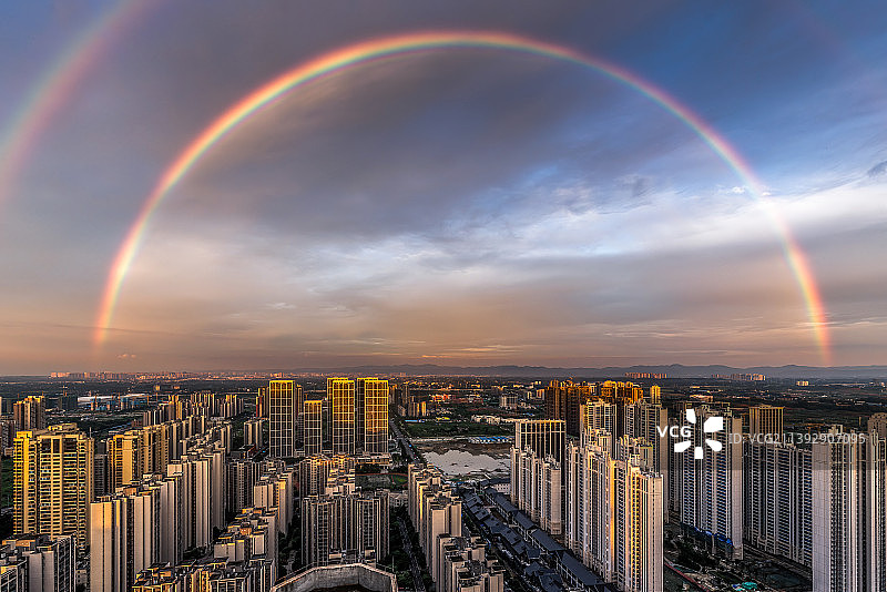 成都高新中和看龙泉山彩虹图片素材