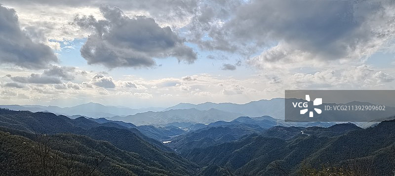 雨前的四明山图片素材