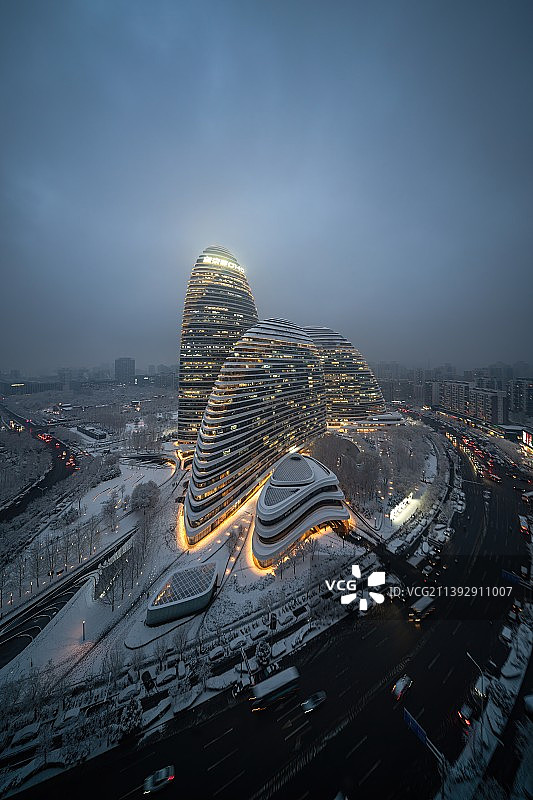 北京雪夜望京soho城市地标图片素材