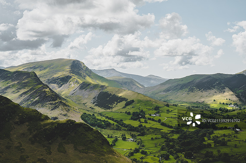 英格兰湖区田园风光农田山麓山脉阳光晴天lake district national park 国家公图片素材