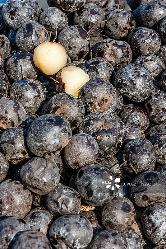 中国农村大集市场上的一大堆冻秋梨图片素材