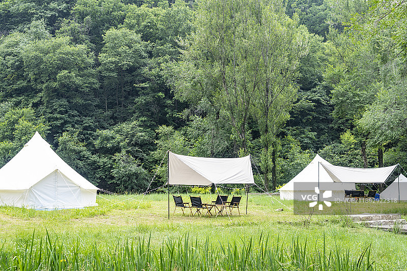 夏天山林间露营帐篷图片素材