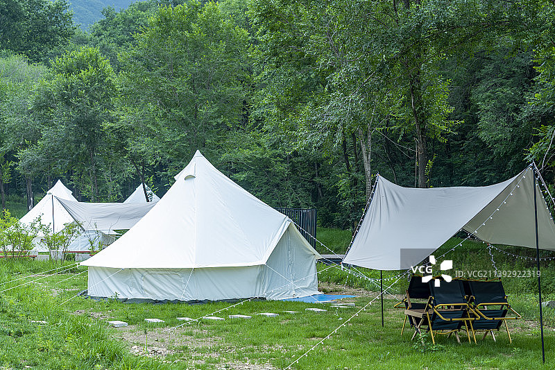 夏天山林间露营帐篷图片素材