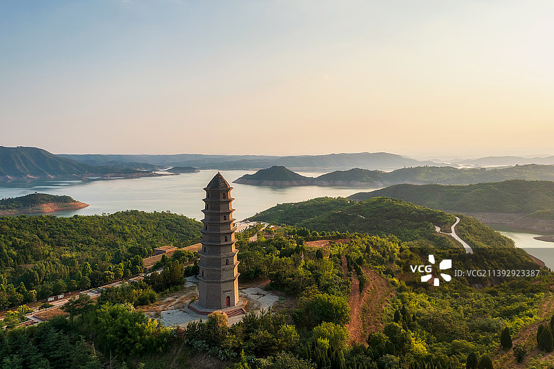 河南省洛阳市孟津济源市黄河小浪底水利枢纽上游库区与宝塔夏季户外风光航拍视角图片素材