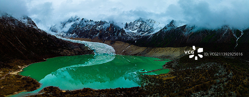 布加雪山云雾图片素材