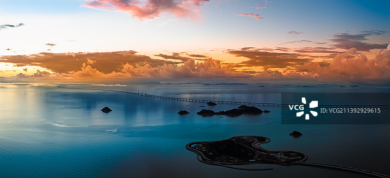 迎着朝阳的港珠澳大桥图片素材