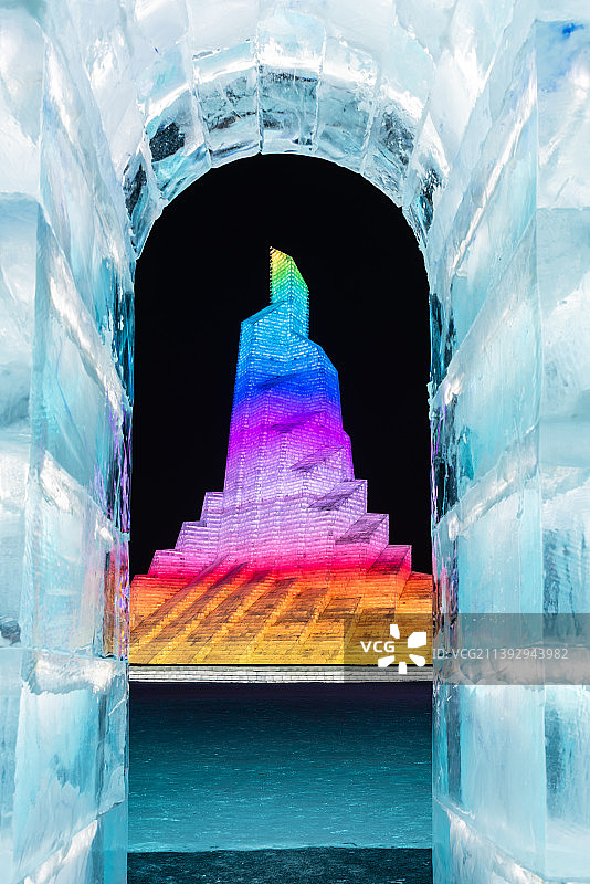 冬天中国黑龙江哈尔滨的冰灯冰雕夜景图片素材