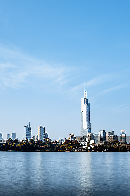 中国南京玄武湖城市天际线清晨风光图片素材