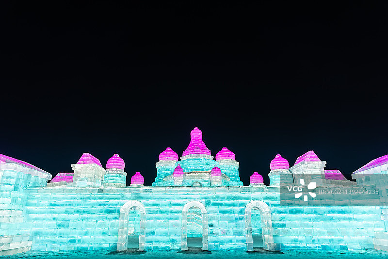 冬天中国黑龙江哈尔滨的冰雕城堡夜景图片素材