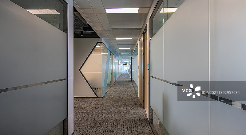 现代办公室会议室玻璃隔断图片素材