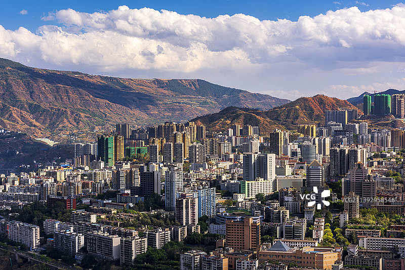 大山中的城市图片素材