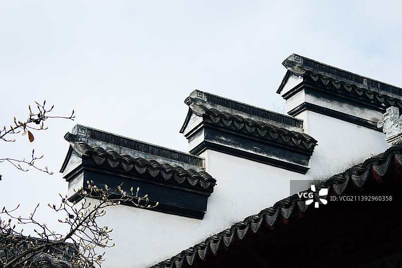 江南徽派建筑白墙黑瓦屋檐图片素材