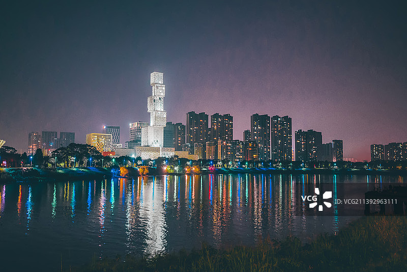 广东省佛山坊塔地标建筑夜景图片素材