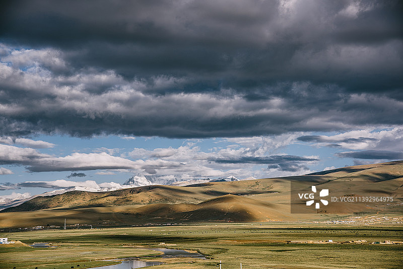 西藏当雄县壮阔的草原与山脉风光图片素材