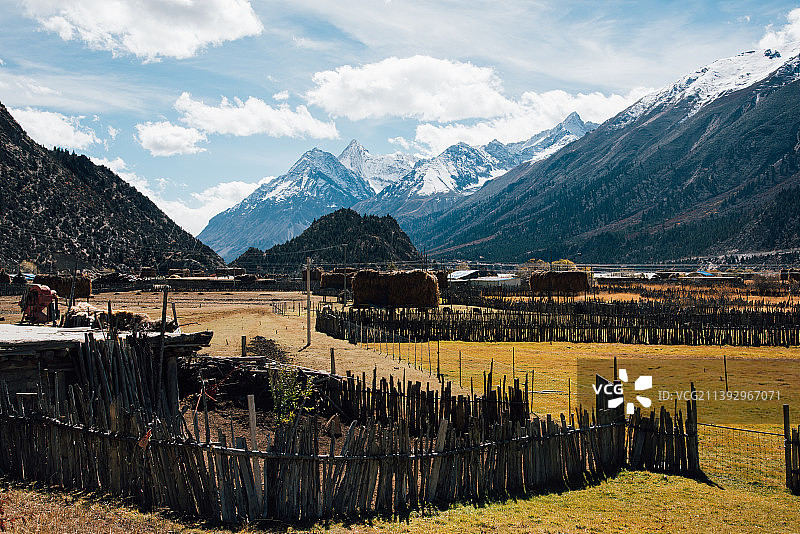 中国西藏雅鲁藏布江风光图片素材