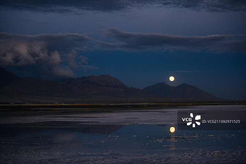 天空中的圆月，倒映在青海大柴旦翡翠湖上图片素材