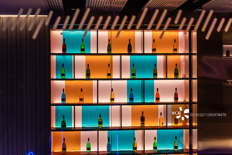 夜晚中国哈尔滨酒吧的酒瓶装饰背景图片素材