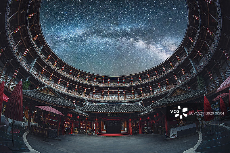 星空下的成都洛带古镇客家土楼图片素材