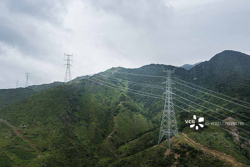 雨后山区架设的电力线路图片素材