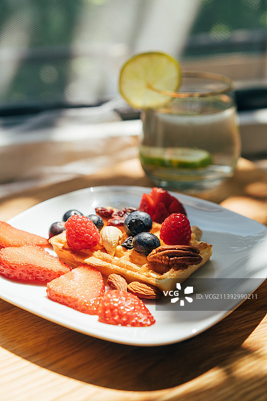 华夫饼配上草莓蓝莓水果，一顿新鲜健康的西式早餐图片素材