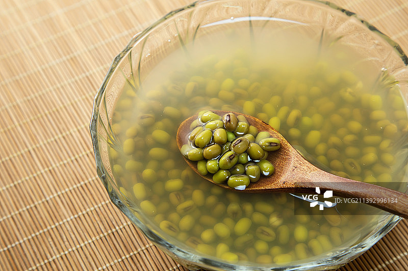 清新绿豆汤和木匙特写图片素材