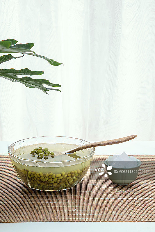 桌上的绿豆汤和冰糖图片素材