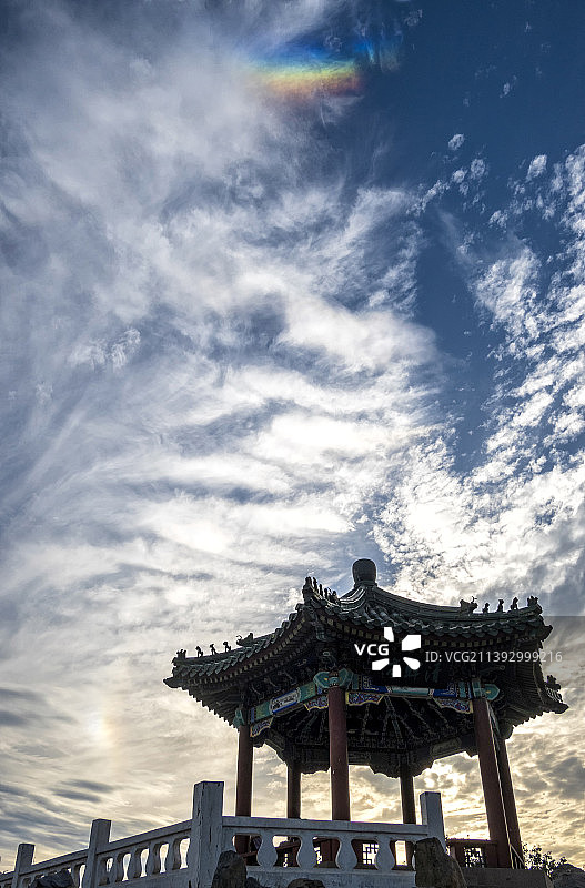 日坛公园清晖亭夕阳下的环天顶弧和幻日天象图片素材