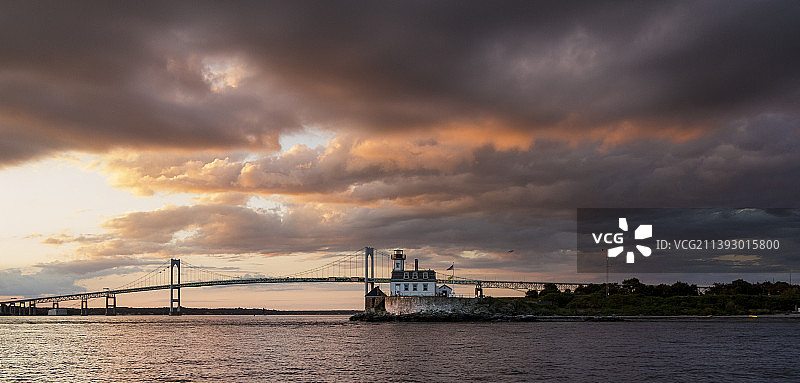 玫瑰岛灯塔和纽波特大桥图片素材