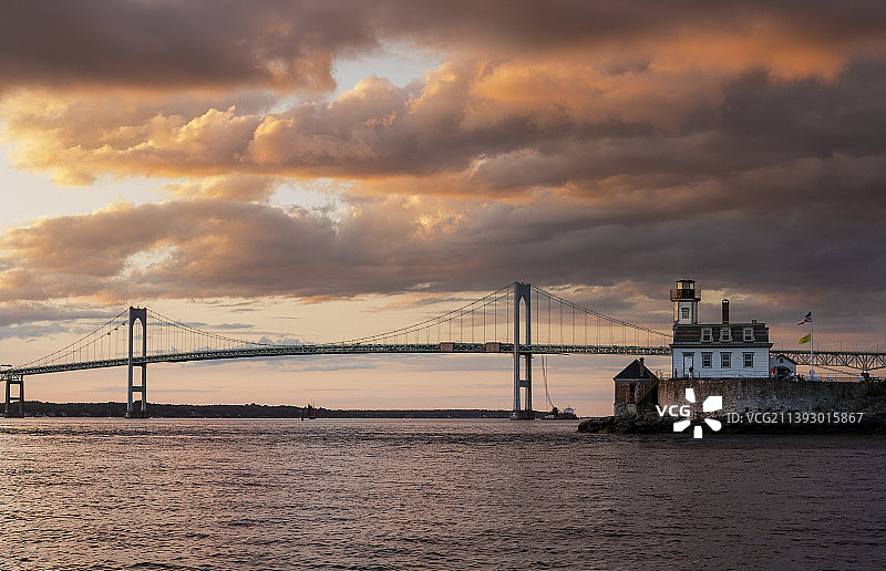 玫瑰岛灯塔和纽波特大桥图片素材