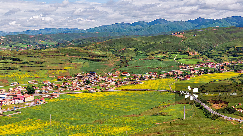 远眺阿坝县城 四川阿坝图片素材
