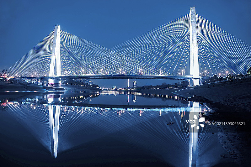 蓝调月湖桥图片素材