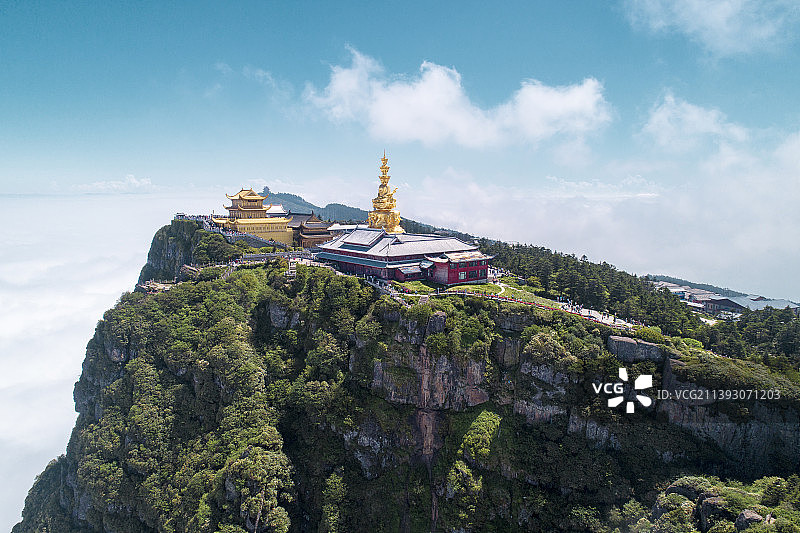 云上华藏寺--四川峨眉山金顶华藏寺图片素材