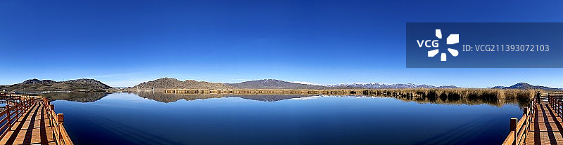 蓝天映衬下的湖光山色 可可苏里湖图片素材