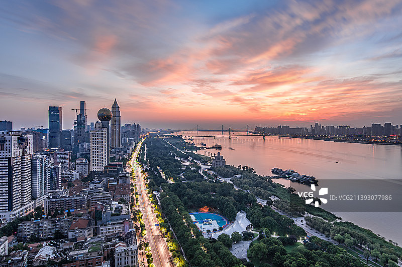 武汉市江岸区汉口江滩明珠酒店与天悦金融中心图片素材