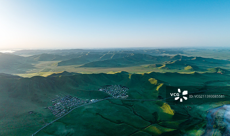 四川若尔盖草原唐克九曲黄河第一弯清晨山川河流民居风光图片素材