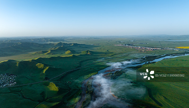 四川若尔盖草原唐克九曲黄河第一弯清晨山川河流民居风光图片素材